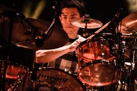 栗原寿（Dr）（撮影：佐藤祐介）