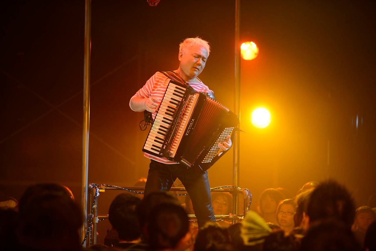 「空中キャバレー」で生演奏を披露するcoba。（撮影：山田毅）