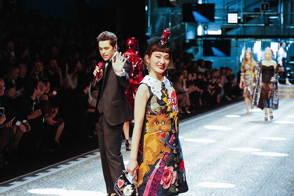 水カン・コムアイ、ドルチェ＆ガッバーナ新作着こなしミラノでランウェイ歩く