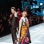 水カン・コムアイ、ドルチェ&ガッバーナ新作着こなしミラノでランウェイ歩く