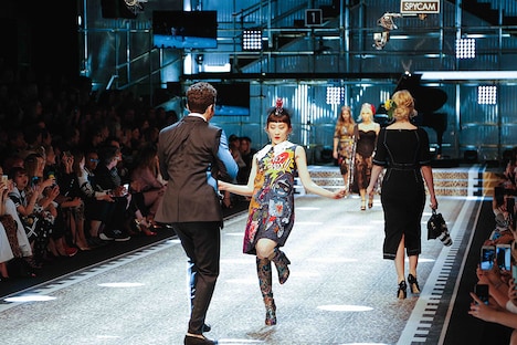 ランウェイを歩くコムアイ（水曜日のカンパネラ）。