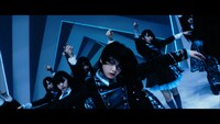 人気画像10位は「坂道AKBの新曲センターは平手友梨奈！切れ味鋭いダンスのMVも完成」より、「誰のことを一番 愛してる？」ミュージックビデオのワンシーン。(c)AKS
