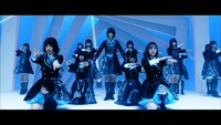 人気画像8位は「坂道AKBの新曲センターは平手友梨奈！切れ味鋭いダンスのMVも完成」より、「誰のことを一番 愛してる？」ミュージックビデオのワンシーン。(c)AKS