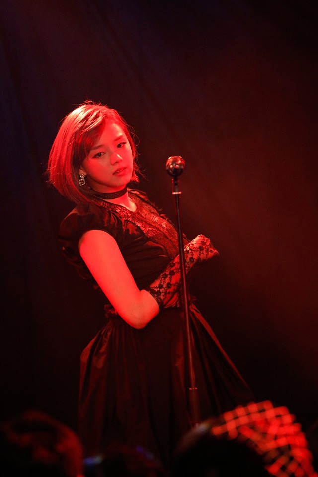 篠崎愛（Photo by HAJIME KAMIIISAKA）