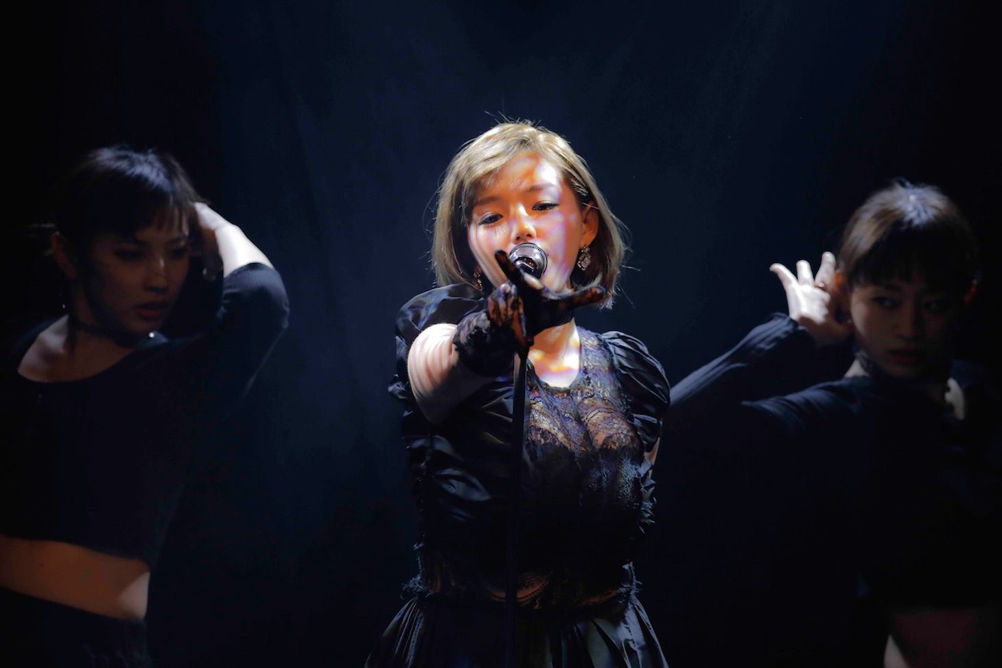 篠崎愛（Photo by HAJIME KAMIIISAKA）