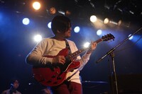 ギターソロを演奏する冨田恵一。（撮影：天田輔）