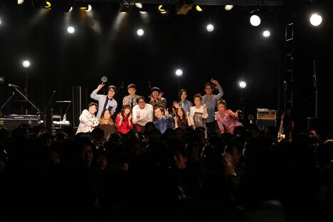 終演後の記念撮影の様子。(撮影:天田輔)