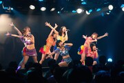 「アップアップガールズ（仮）定期公演 119 回 ～アップアップガールズ（2）途中報告会～」の様子。