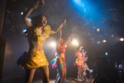 「アップアップガールズ（仮）定期公演 119 回 ～アップアップガールズ（2）途中報告会～」の様子。