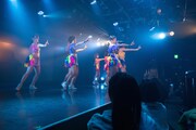 「アップアップガールズ（仮）定期公演 119 回 ～アップアップガールズ（2）途中報告会～」の様子。