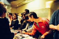 終演後の物販の様子。（撮影：後藤武浩）