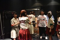 本番直前に背中を叩き合って気合を入れるlyrical school。