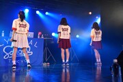 mei、ayaka、ami(左から)の後ろ姿。