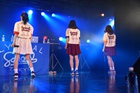 mei、ayaka、ami（左から）の後ろ姿。