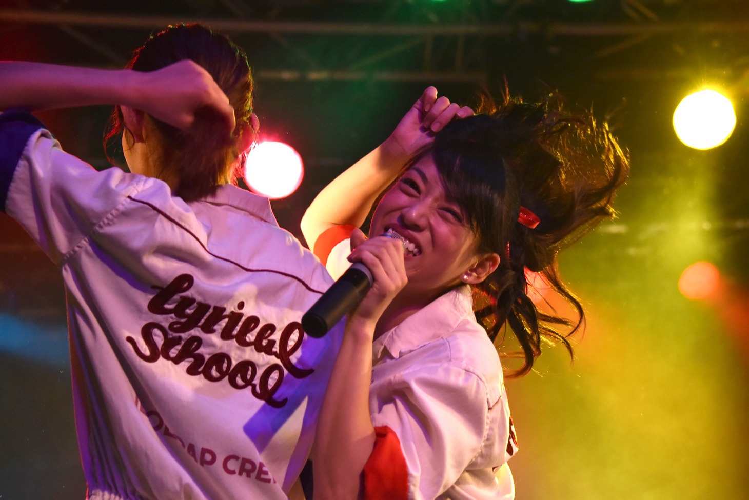「シッポに似てる ポニーテール」をアピールするminan（左）とmei（右）。