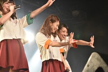 LINE LIVEのカメラにアピールするami（中央）とmei（右）。