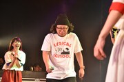 2017年2月に東京・新宿BLAZEで実施されたlyrical schoolのワンマンライブ「lyrical school one man live 2017 “ラストソング”」で男泣きを見せるキムヤスヒロ。