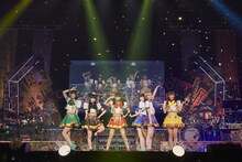 「でんぱ組.inc 幕神アリーナツアー2017 in 日本武道館 ～まだまだここから夢がはじまるよっ！”」の様子。