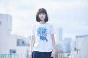Reliq「Life Prismic Tee」を着た清水裕美。
