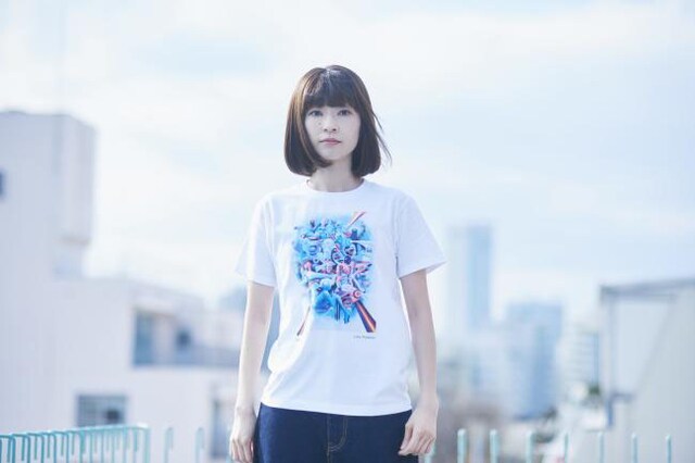Reliq「Life Prismic Tee」を着た清水裕美。
