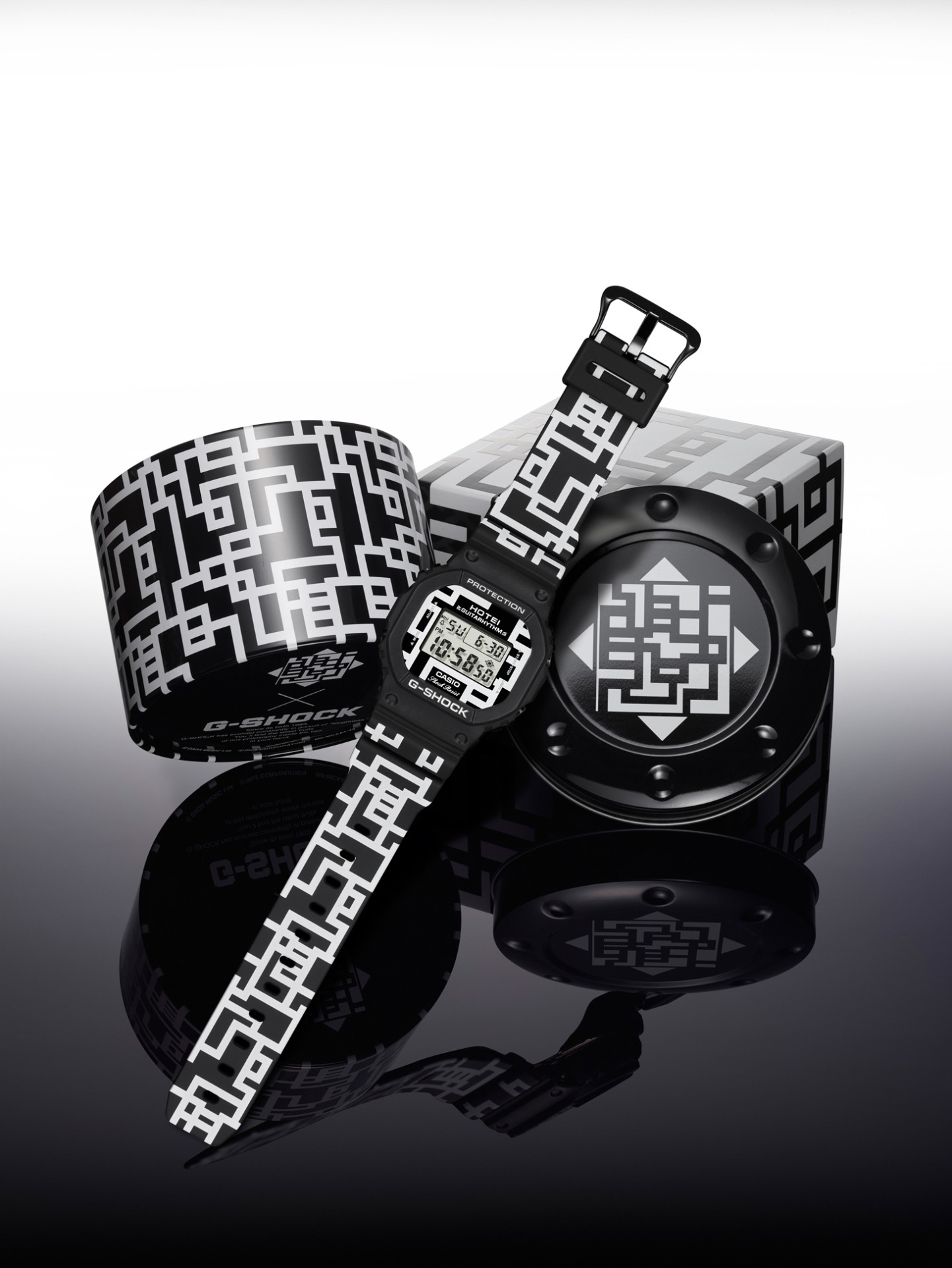 「HOTEI 35th ANNIVERSARY G-SHOCK GUITARHYTHM MODEL」本体およびパッケージ見本。
