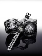 「HOTEI 35th ANNIVERSARY G-SHOCK GUITARHYTHM MODEL」本体およびパッケージ見本。