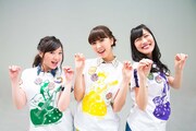 「PPAP」ポーズを決めるマス寿司三人前。左から有安杏果、玉井詩織、高城れに。