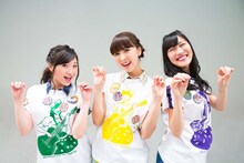 「PPAP」ポーズを決めるマス寿司三人前。左から有安杏果、玉井詩織、高城れに。