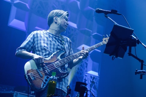 佐藤征史（B, Cho）（撮影：岸田哲平）