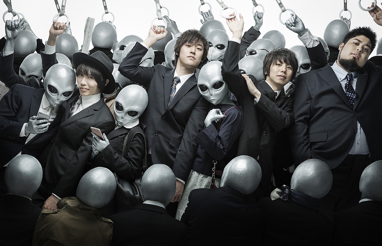 ウソツキ、新作ビジュアルでエイリアンと通勤＆新曲を明日深夜に初OA