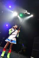 「ロッド君」を持つ小西杏優。