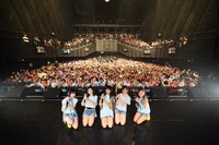 ライブ終演後に撮影された記念写真。