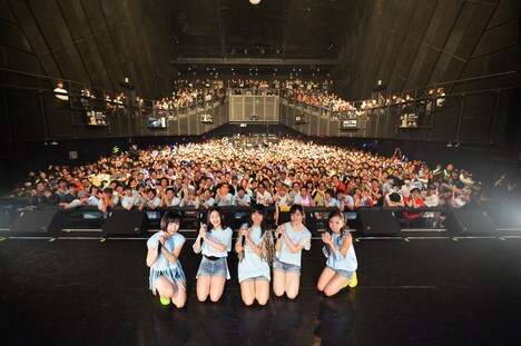 ライブ終演後に撮影された記念写真。