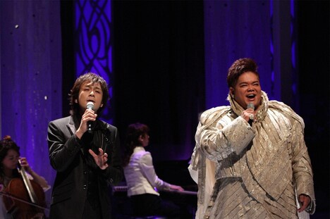 藤澤ノリマサと岡本知高。(c)フジテレビ