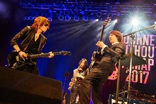 2月27日に実施された「Journey without a map 2017」セミファイナルにてSUGIZO（左）とセッションするTAKURO（右）。（提供：ポニーキャニオン）