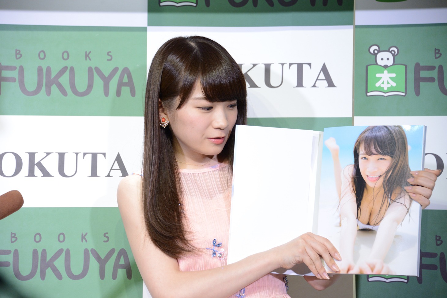 人気画像8位は「秋元真夏、観た人のハートにずっきゅんする初ソロ写真集は『10兆点！』」より、お気に入りのカットを説明する秋元真夏（乃木坂46）。