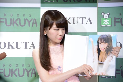 お気に入りのカットを説明する秋元真夏（乃木坂46）。