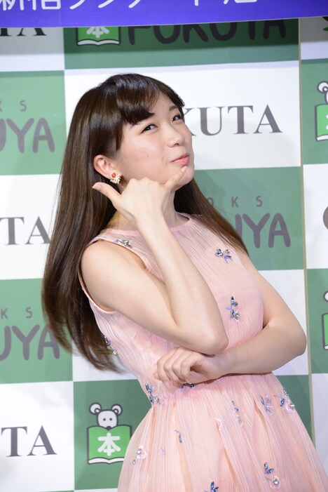 平野ノラのモノマネをする秋元真夏（乃木坂46）。