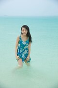 「秋元真夏ファースト写真集 真夏の気圧配置」より。（撮影：唐木貴央）