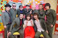 スカパラメンバーに囲まれる大原櫻子。