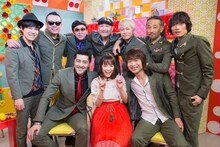 スカパラメンバーに囲まれる大原櫻子。