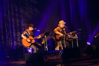 スガシカオと浜崎貴司のセッションの様子。（Photo by KAZUHARU IGARASHI）