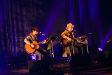 スガシカオと浜崎貴司のセッションの様子。（Photo by KAZUHARU IGARASHI）