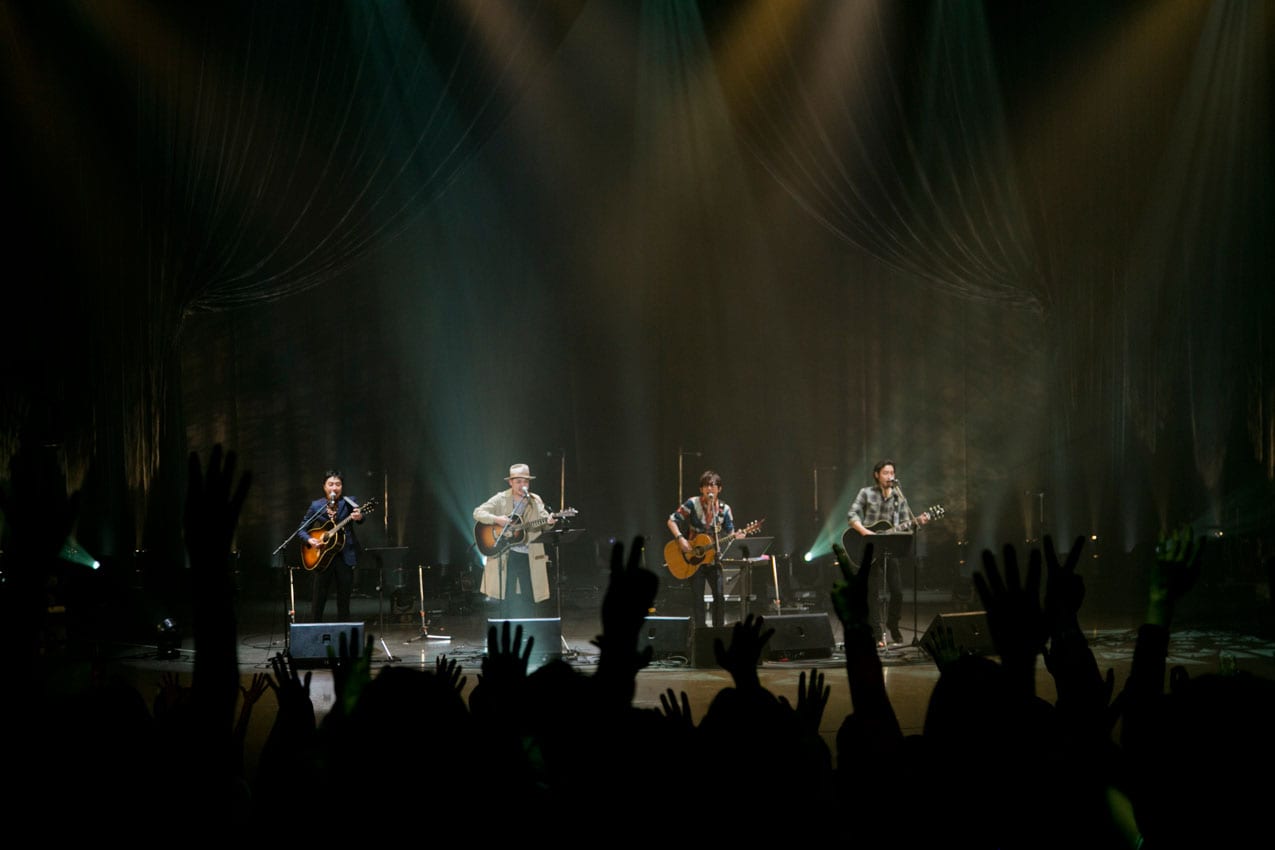 スガシカオ20周年を“アコギ侍”斉藤和義、トータス松本、浜崎貴司が歌で祝福