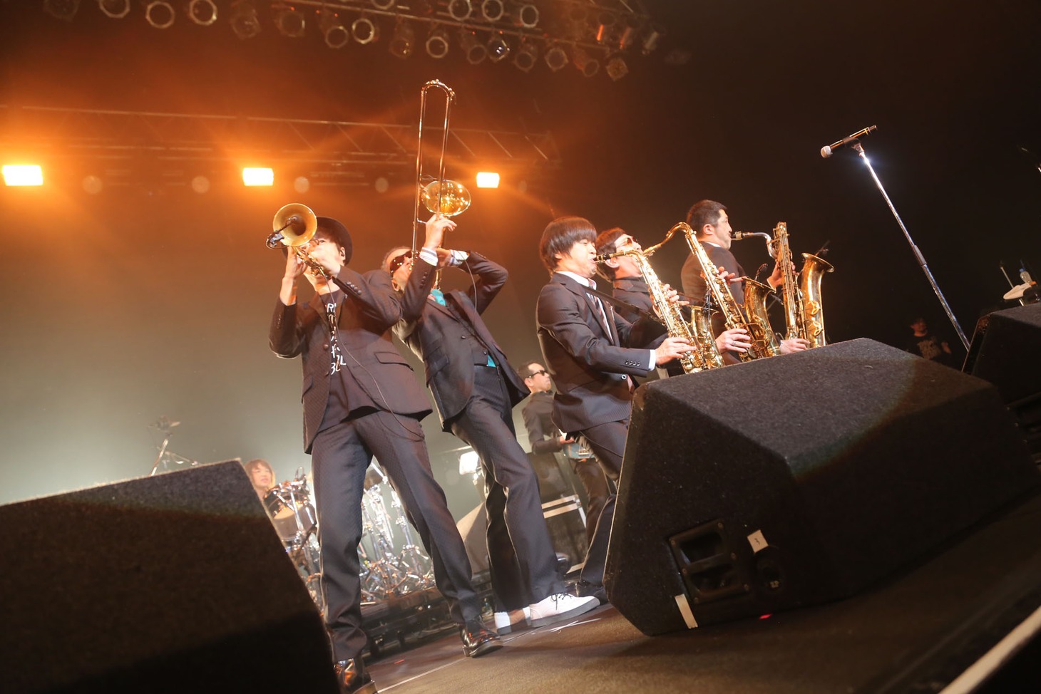 東京スカパラダイスオーケストラとバカリズムのセッションライブの様子。（写真提供：Sony Music Artists）