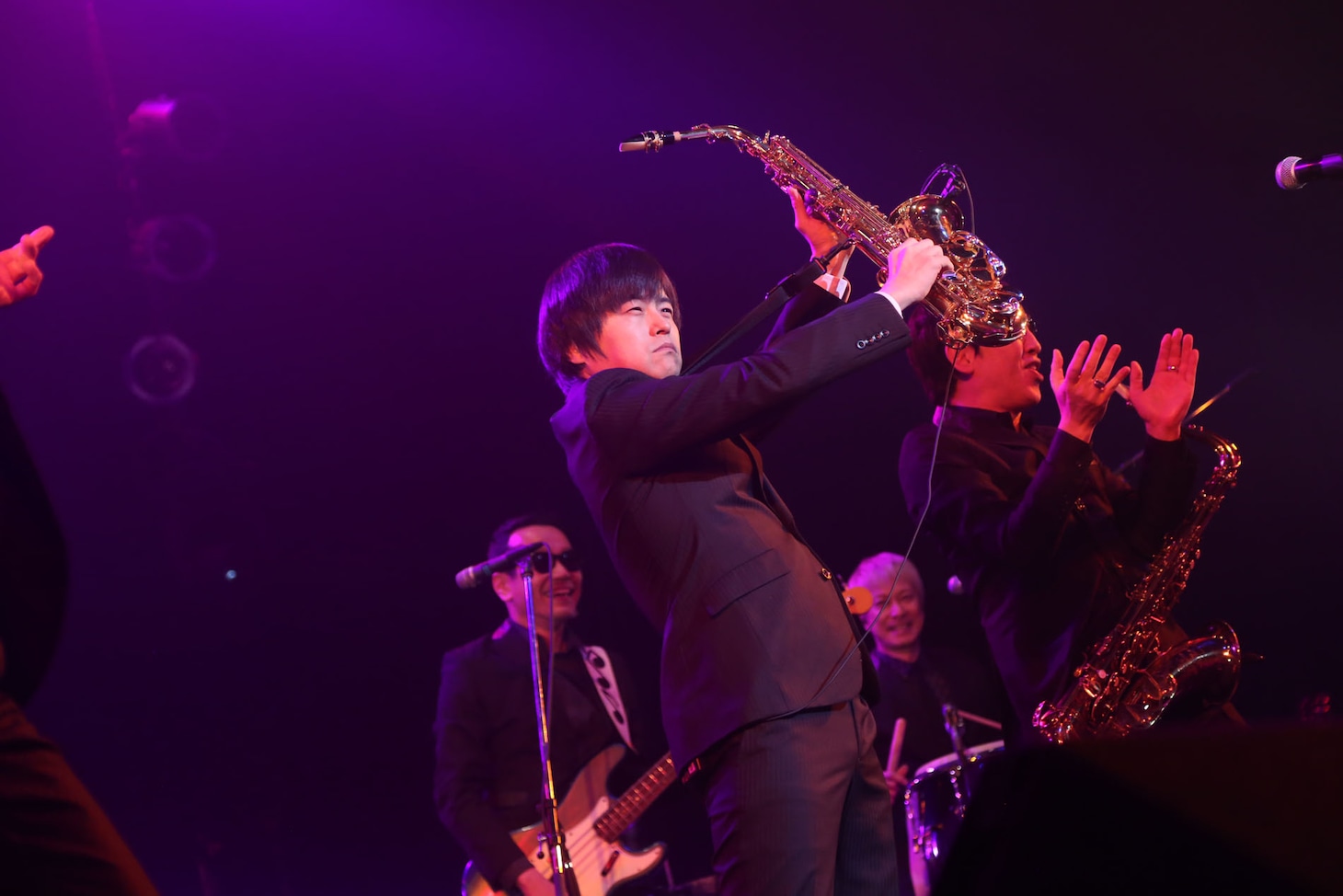 東京スカパラダイスオーケストラとバカリズムのセッションライブの様子。（写真提供：Sony Music Artists）