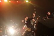 東京スカパラダイスオーケストラとバカリズムのセッションライブの様子。（写真提供：Sony Music Artists）