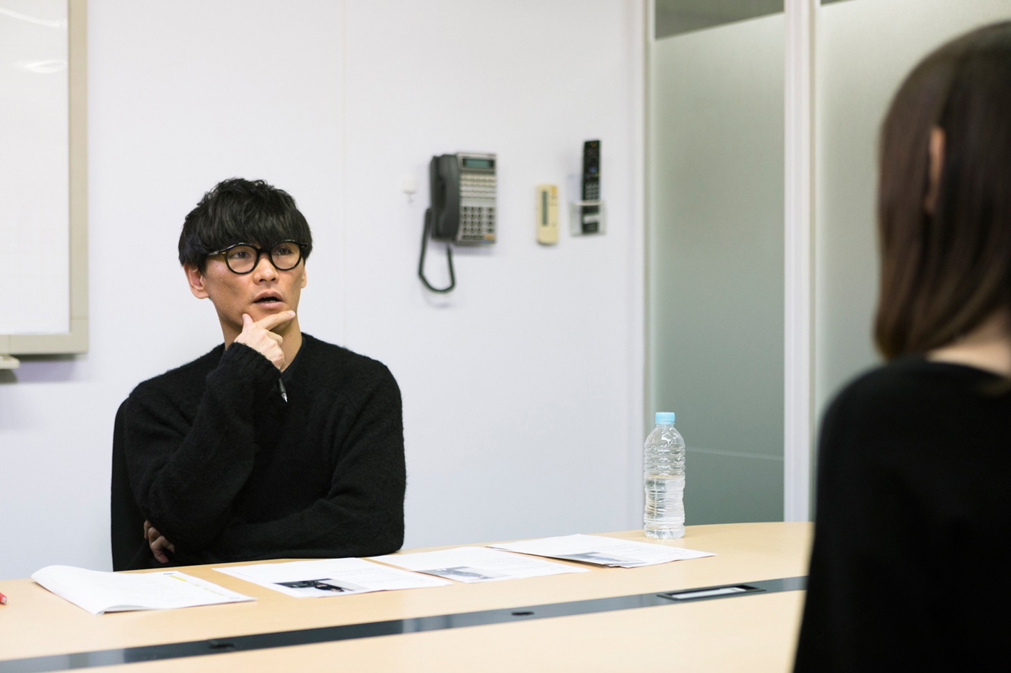 面接を行う山口一郎（Vo, G）。