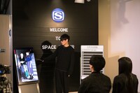 「クラブ10箇条」をレクチャーする山口一郎（Vo, G）。