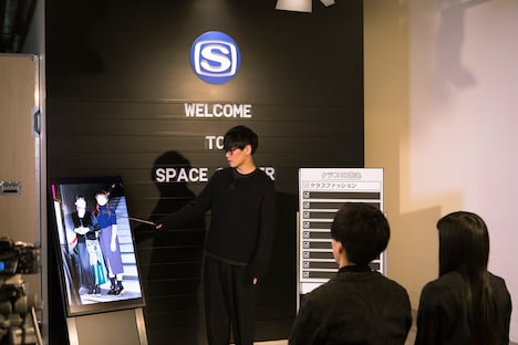 「クラブ10箇条」をレクチャーする山口一郎(Vo, G)。